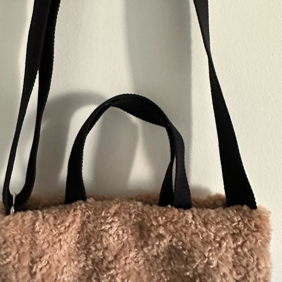 NWT Levi’s Faux Fur Mini Icon Tote Bag Tan Crossbody Bag - Picture 5 of 10